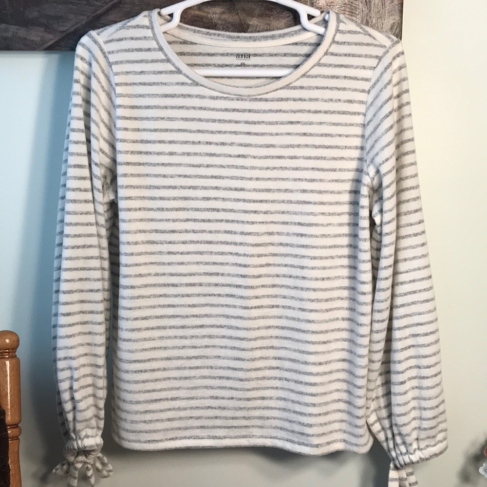 White/grey sweater